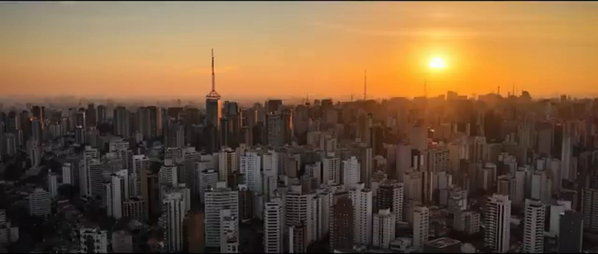 Vista aérea do Paraíso ao entardecer, com a Avenida Paulista ao fundo, marcando o T.O.M., a Estação Paraíso, o HCor, o Shopping Pátio Paulista, o Hospital Santa Catarina e a Beneficência Portuguesa